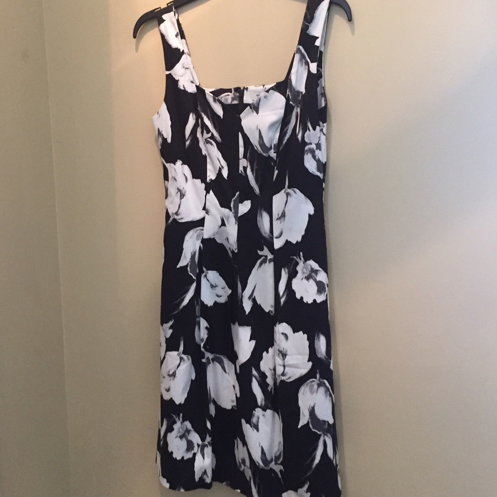 White House Black Market Tulip Dress NWT $158